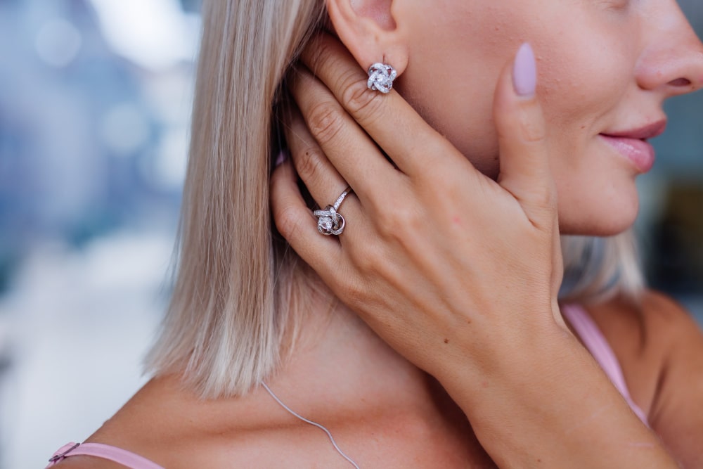 Un gros plan sur une bague diamant rose, mettant en valeur l’éclat et la rareté de la pierre précieuse